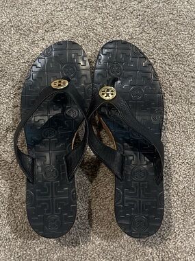 Tory Burch Black Leather Logo-Emblem Flip wedges/Sandals
